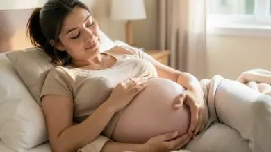 Co se děje s miminkem při tvrdnutí břicha - ilustrační foto