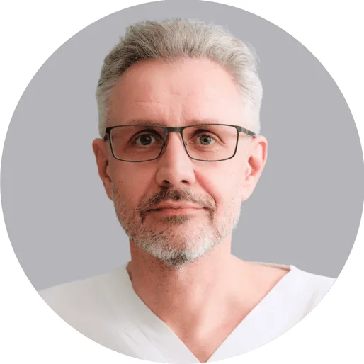 Muž s brýlemi na šedé pozadí pro článek o bradykardii