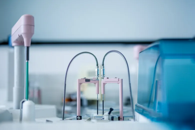 Laboratorní nástroje pro odběr krve v moderní laboratoři.