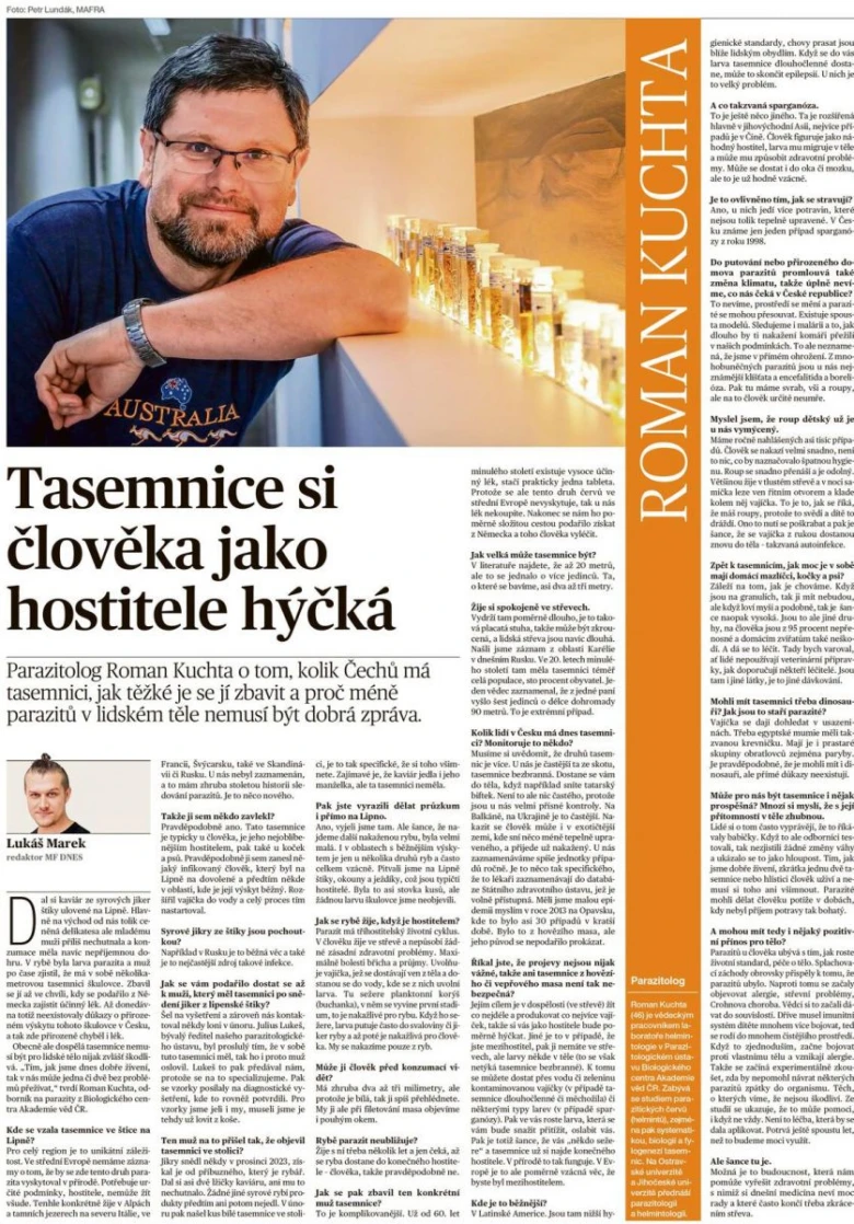 Muž drží rybu s tasemnicí v ruce