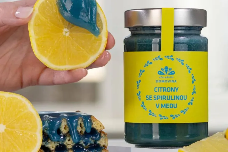 Modrá spirulína s citronem a medem na jablku