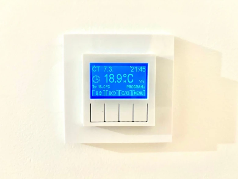 Digitální termostat pro řízení podlahového vytápění s displejem.
