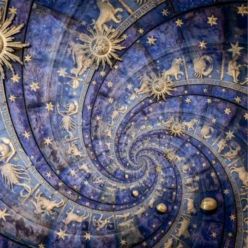 Modrý strop s hvězdami a znameními zodiaku ve spirále.