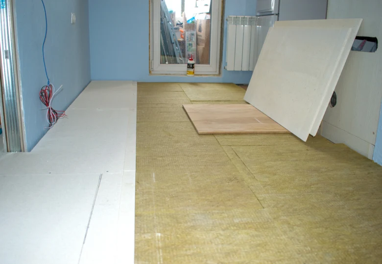Zateplovací izolace podlahy v průběhu instalace do nového bytu.