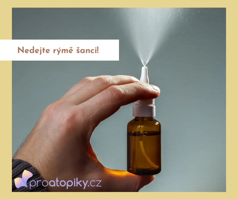 Ruka drží sprej do nosu a stiská ho.