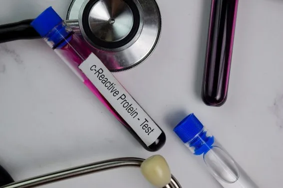 Test na C-reaktivní protein s krevním vzorkem u dítěte