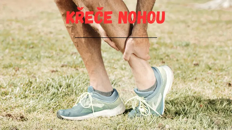 Muž drží bolavou nohu kvůli křeči lýtkového svalu.