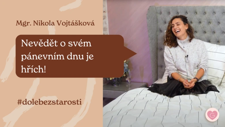 Žena sedí na posteli v ložnici a směje se.