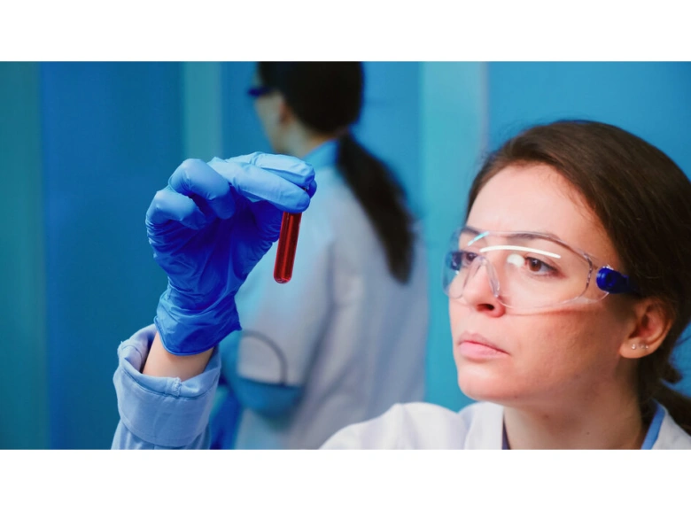 Vědkyně v laboratoři zkoumá vzorek s kreatininem.