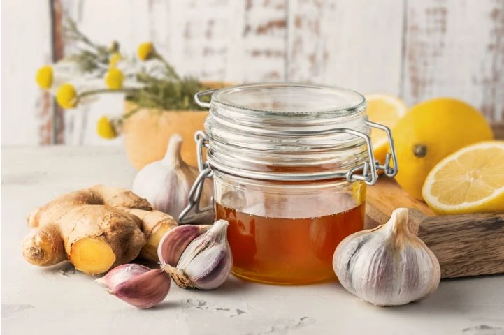Sklenice medu s česnekem, zázvorem a citrony pro suchý kašel.