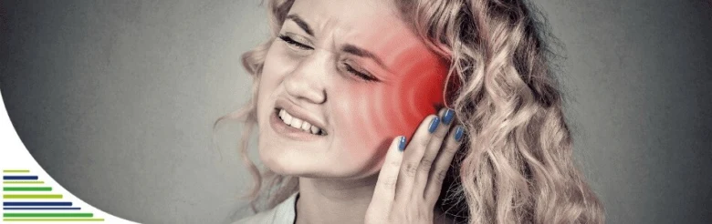 Žena s bolestí ucha při zánětu zvukovodu
