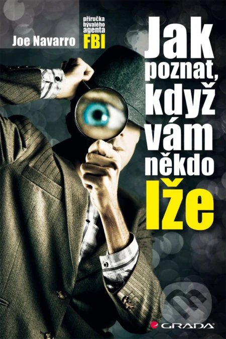 Muž s lupou hledá pravdu v očích lživce.