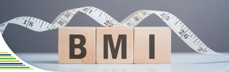 Dřevěné kostky s písmeny BMI před páskou na váhu.