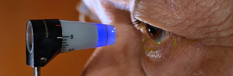 Oční vyšetření pomocí diagnostického přístroje pro zelený zákal.