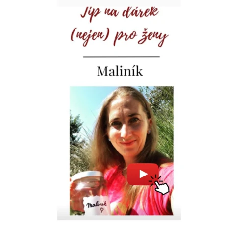 Žena drží sklenici maliníkového čaje venku.