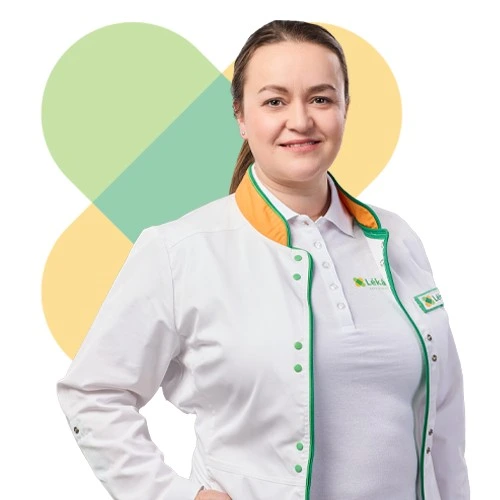 Usmívající se zdravotní sestra v bílé uniformě na zeleno-žlutém pozadí.