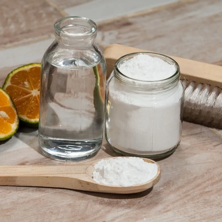 Sklenice s práškem, sklo s tekutinou a citrony na dřevě.