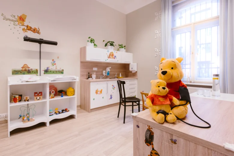 Hračky s medvídkem v dětské ordinaci pro měření krevního tlaku.