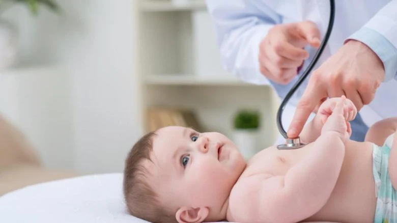 Lékař vyšetřuje dítě pomocí fonendoskopu při pravidelném prohlížení.