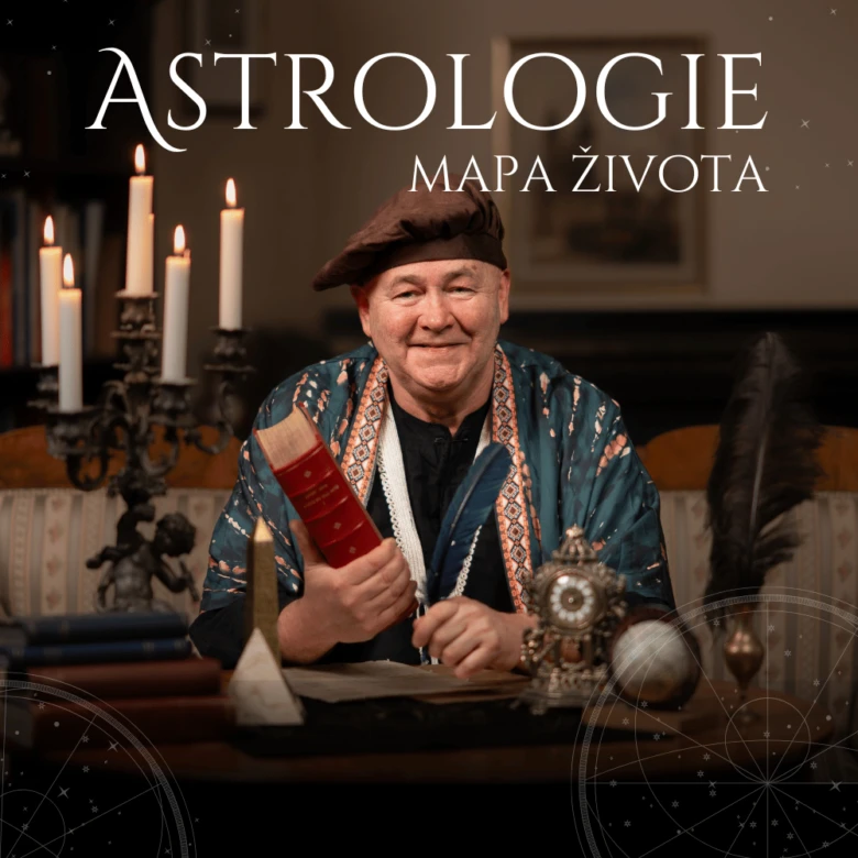 Astrolog s knihou v ruce před svíčkami a hvězdnými mapami.