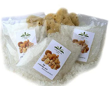 Balíčky menstruačních produktů včetně houby v plastovém obalu.