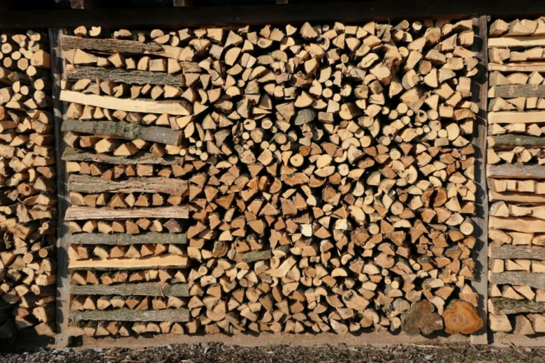 Správně uskladněné dřevo v dřevníku pro větrání.