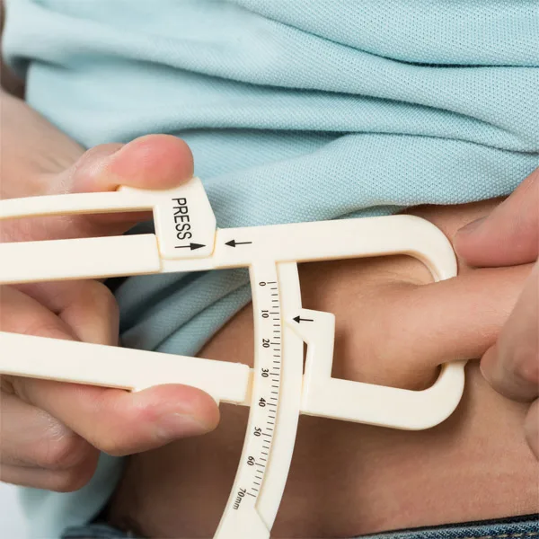 Měření tělesného tuku pomocí kůže pro diagnostiku obezity.