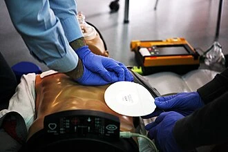Praktická cvičení záchranářů s použitím defibrilátoru na simulaci.