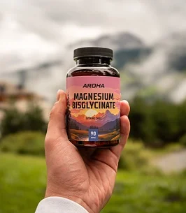 Ruka drží lahvičku s doplnkem hořčík bisglycinát.