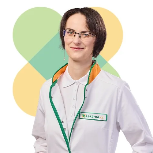 Žena v bílé lékařské pláši s logem lékárny.