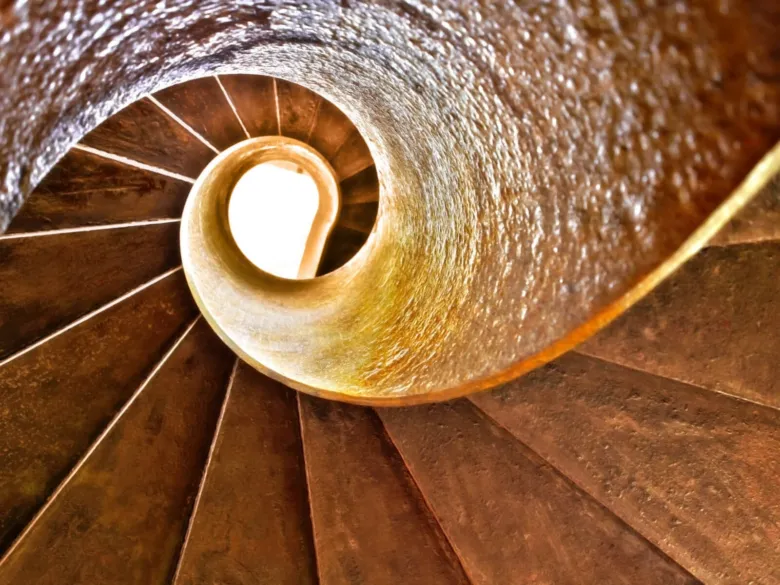 Zlatý řez v architektuře: schodiště ve tvaru spirály.