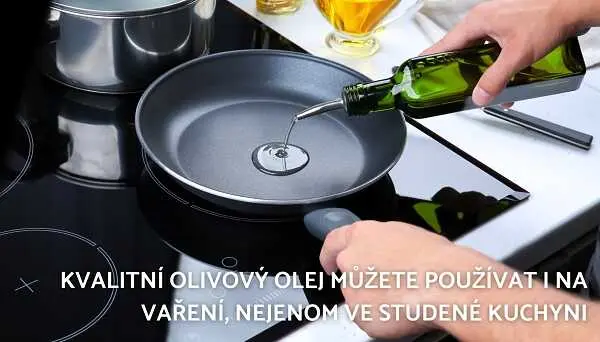 Lidé nalévají olivový olej do pánve na vaření.