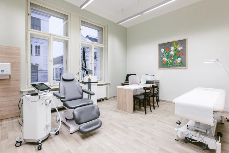 Moderní lékařský pokoj s křeslem pro vyšetření fibromu.