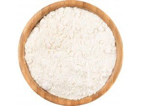 Bílý prášek v dřevěné mísce, pravděpodobně xylitol.
