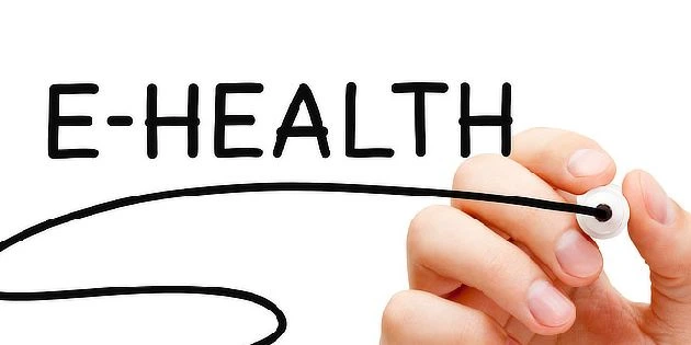 Ruka píše slovo e-health na bílém pozadí