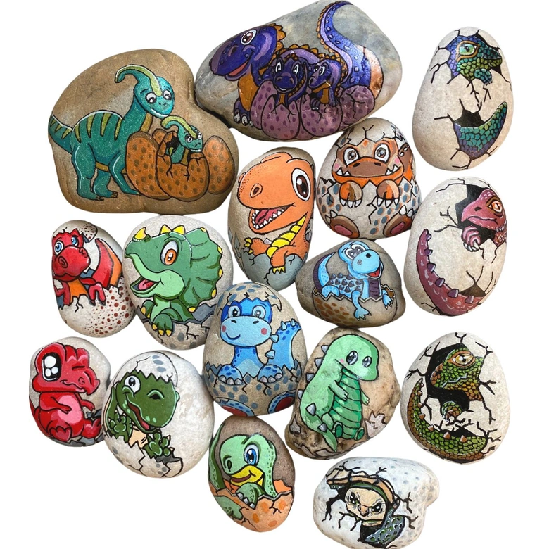Kamínky s malovanými dinosaury v různých barvách.
