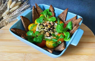 Modlá s tmavým chlebem, rajčaty a ořechy pro keto dietu.