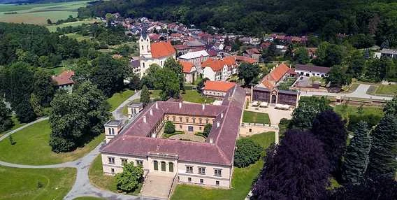 Letecký pohled na hradní komplex v Plumlově s okolním městem.