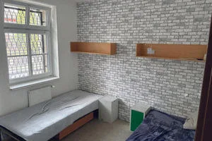 Prázdná učebna s postelemi pro společenství žáků v české škole.