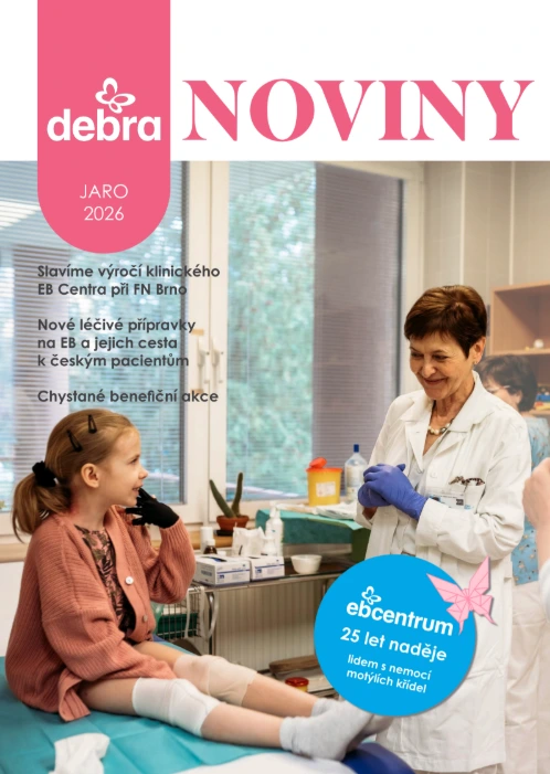 Lékař zkoumá dívku s nemocí motýlích křídel v ordinaci.