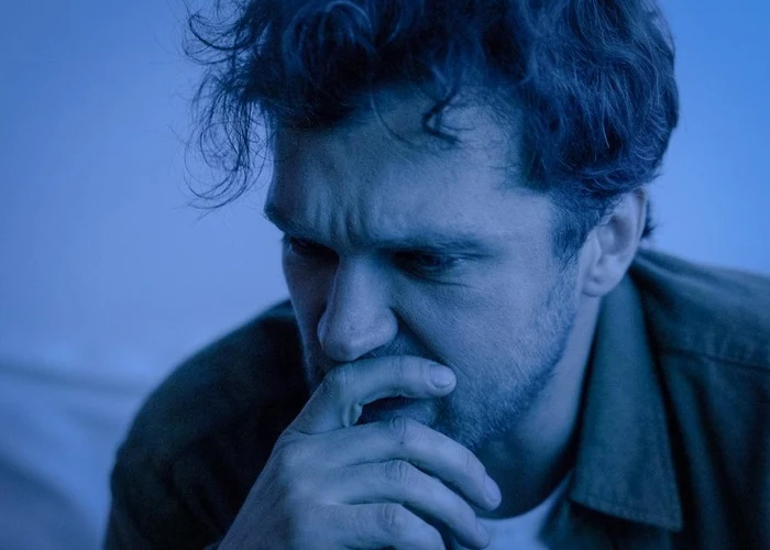 Muž přemýšlí o výběru psychoterapeuta v Praze