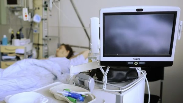 Monitor v nemocnici u postele pacienta s klebsiellou.