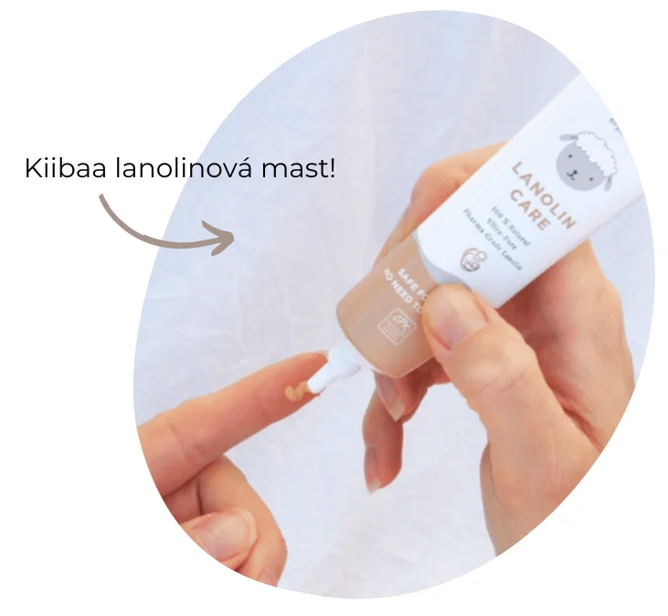 Ruka nanáší lanolínovou mast na prst z tuby.