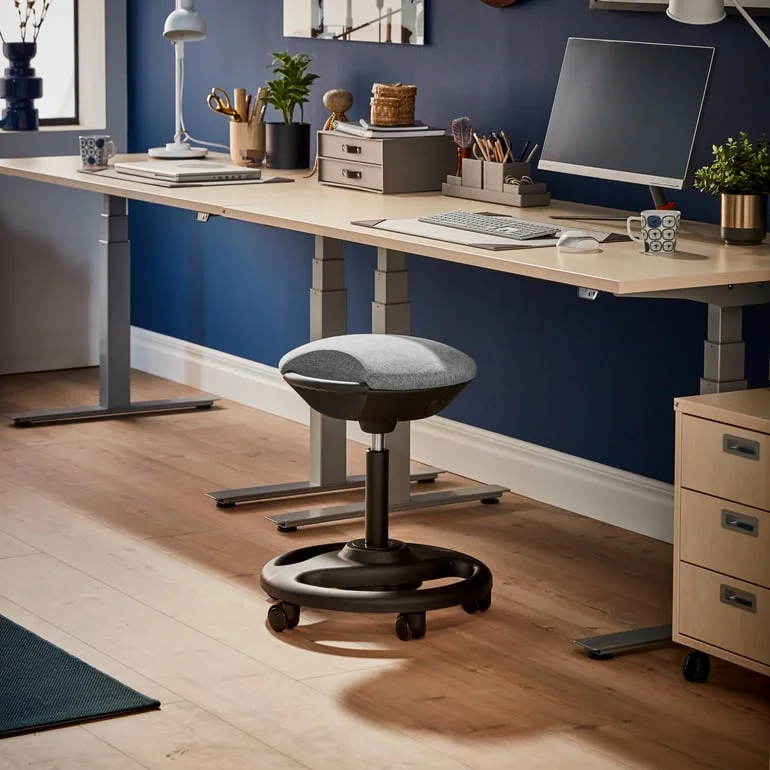 Ergonomické kancelářské křeslo u stolu pro práci z domova.
