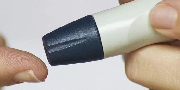 Měření hladiny cukru v krvi pomocí glukometru pro prevenci.
