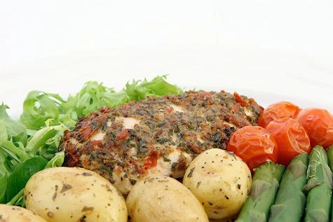 Zdravé jídlo s rybami, zeleninou a bramborami pro diabetiky