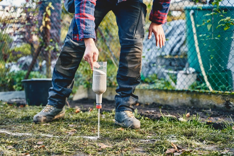 Osobní testování půdy pro trvalkový záhon v zahradě.
